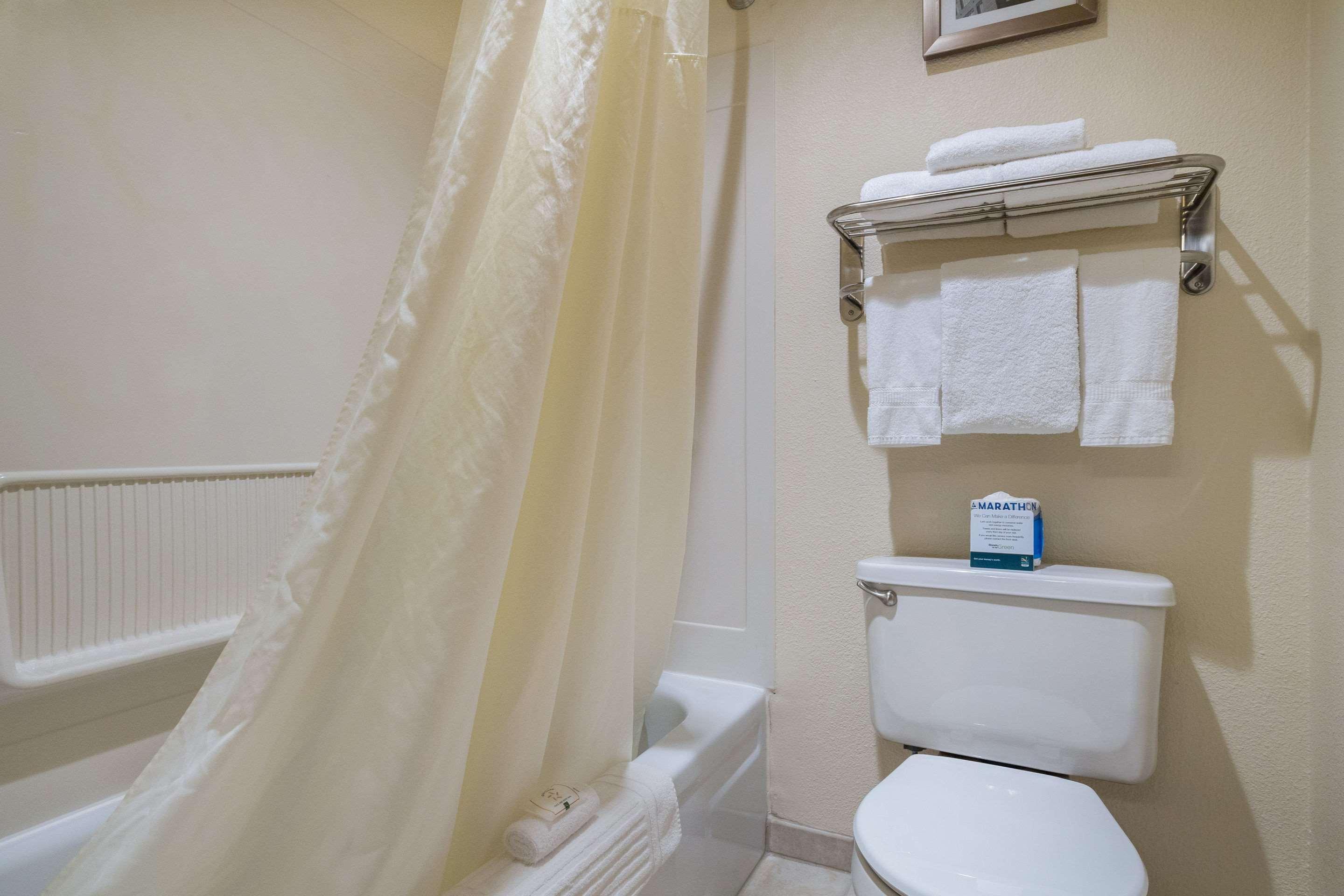 Quality Inn & Suites Silverdale Bangor-Keyport Buitenkant foto