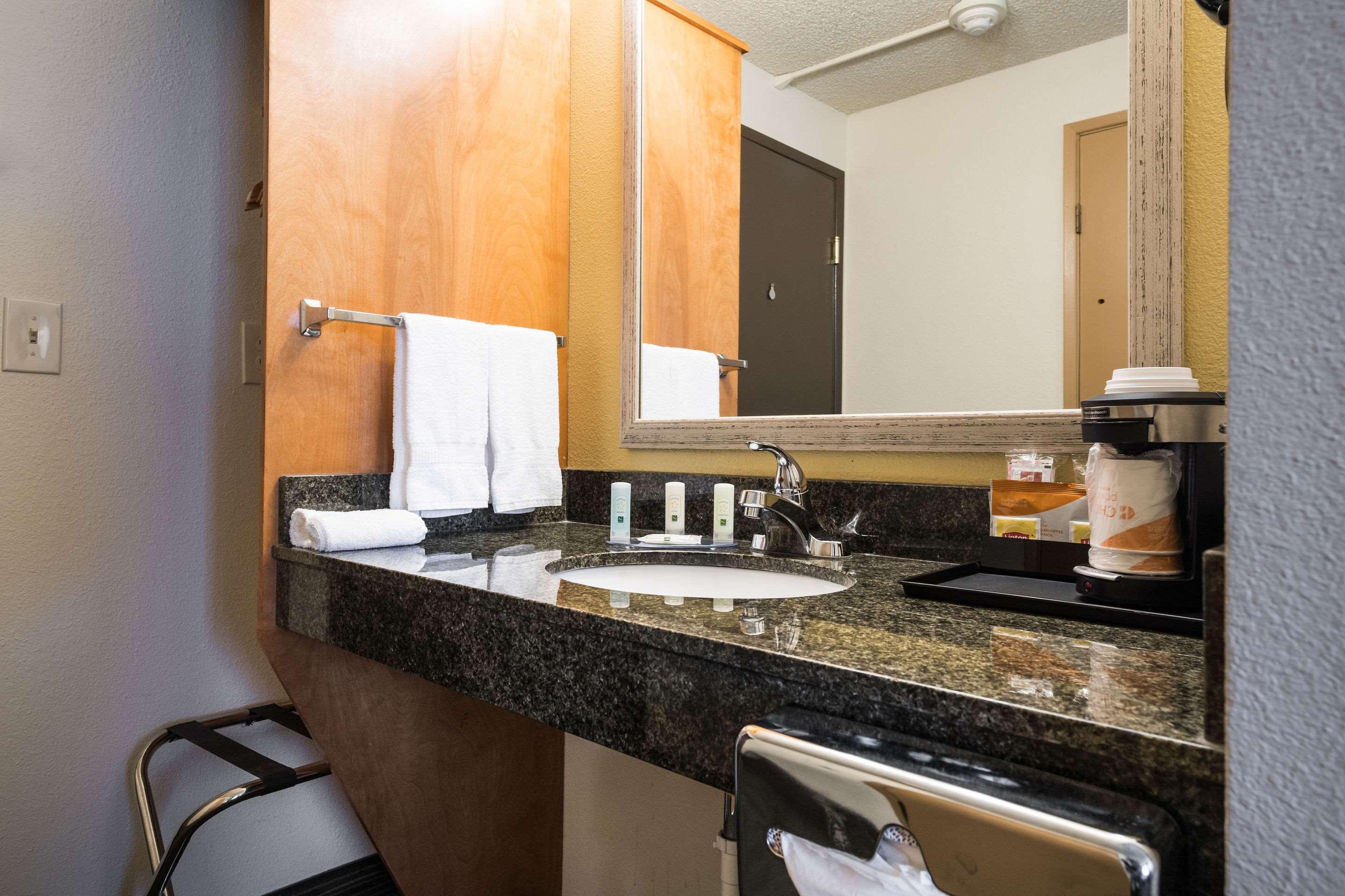 Quality Inn & Suites Silverdale Bangor-Keyport Buitenkant foto
