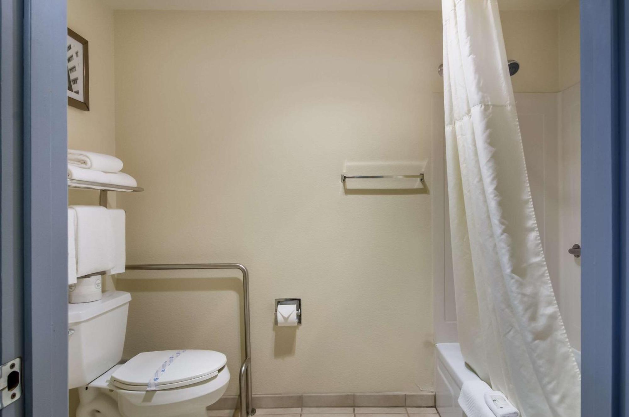 Quality Inn & Suites Silverdale Bangor-Keyport Buitenkant foto